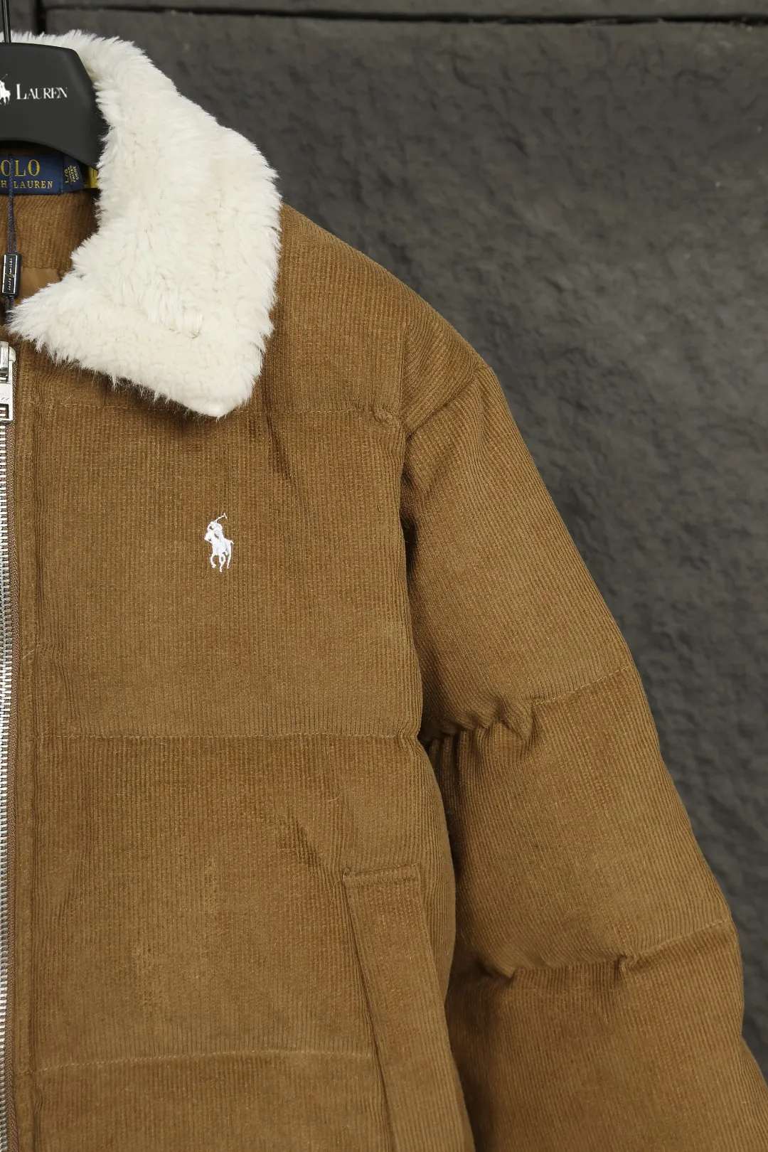 P610 Actual Photos [Popular Items] Style Number: 24382# Color: Khaki Brown Size: S to The original YKK white copper nude zipper has zipper pockets on both sides ✅ - RL2024 new down jacket Khaki corduroy cotton jacket The warm atmosphere of autumn and winter is online. The comfort brought by the cotton corduroy face and the three-dimensional grain velvet lapels. The high-waisted short version takes into account both the fit and warmth.